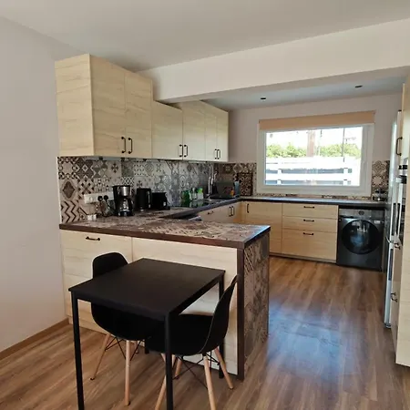 Modern 1br House With Garden Near & Airport Apartman