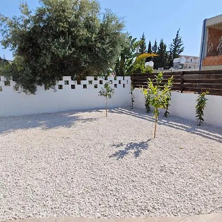 Apartman Modern 1br House With Garden Near & Airport