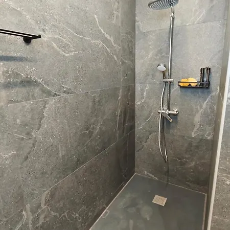 Modern 1br House With Garden Near & Airport *