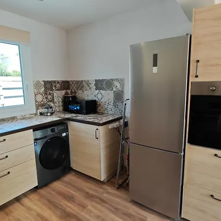 Modern 1br House With Garden Near & Airport Apartman *