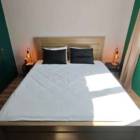 Modern 1br House With Garden Near & Airport דירה *