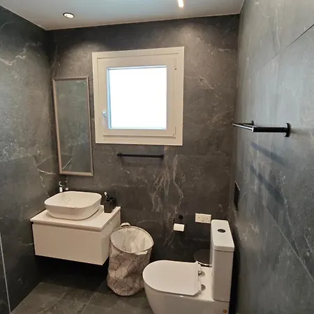 Modern 1br House With Garden Near & Airport * לרנקה