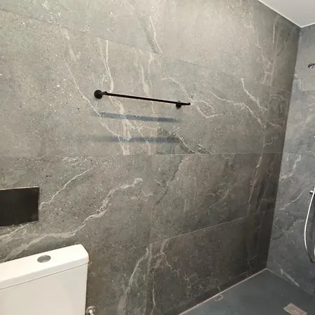 Modern 1br House With Garden Near & Airport *