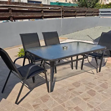 Modern 1br House With Garden Near & Airport דירה