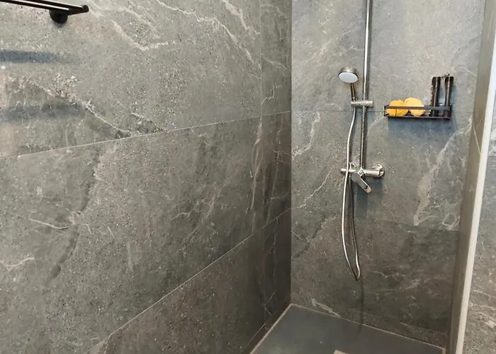 Modern 1-bedroom In With A Private Garden Ideal For Long And Remote Work *